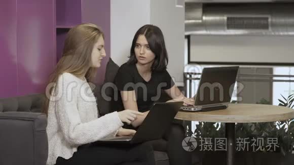 年轻女孩在共同工作空间交谈视频
