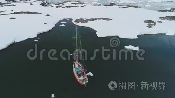 北极冰山海岸鸟瞰游艇航行