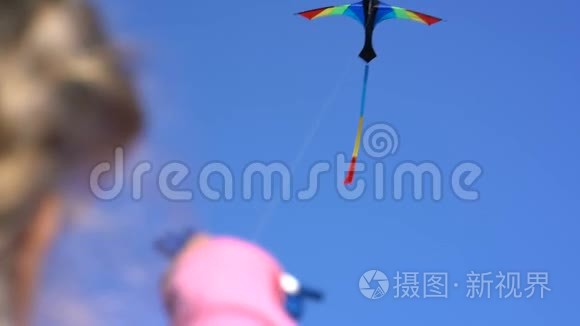 天空中一只风筝在女孩手中晴朗的一天