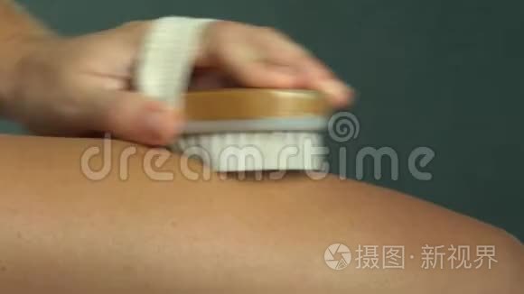 白种人女性用干刷按摩腿部视频