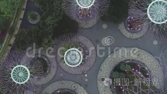 新加坡滨海湾金沙花园Super tree Grove的空中俯视图。 中。 照明，美丽，多彩