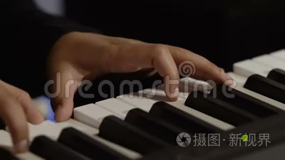 男手在钢琴上弹奏旋律