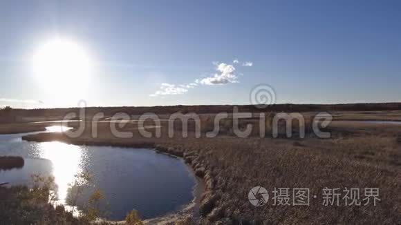 秋季蓝湖和棕背景景观的自然场景