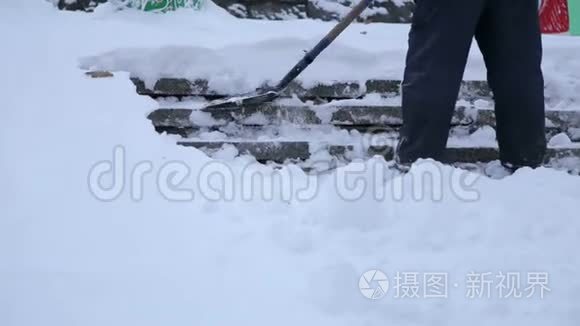 工人们在冬天从道路上扫雪，在暴风雪中清扫道路。