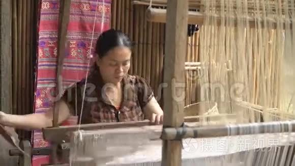 女人用腰织机工作视频
