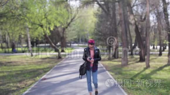 美丽年轻时尚的女人带着一杯咖啡在公园里散步。 穿皮夹克的现代女孩，笼子里的衬衫