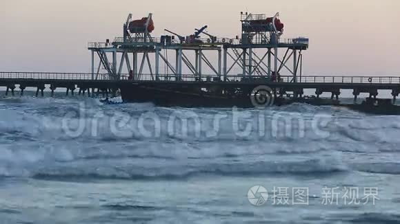 带有海洋平台的海滩海浪视频