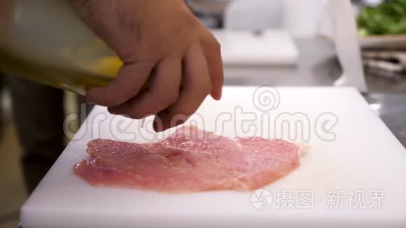 浇油调味一块鸡胸肉视频