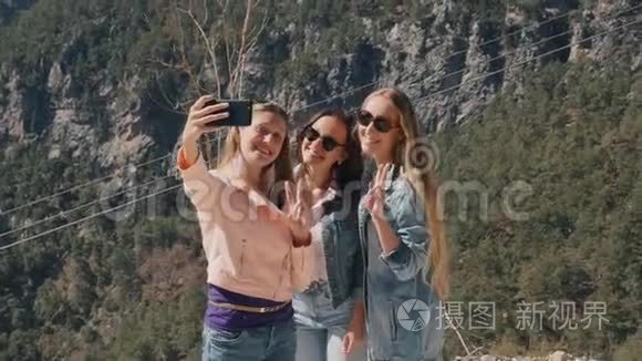 三个年轻女人用手机自拍