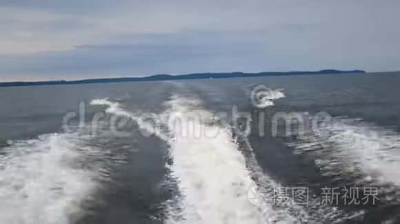 汽艇在海水中的泡沫小径视频