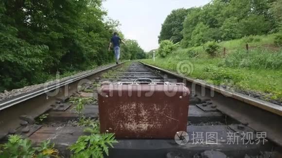 铁路线路上的旧手提箱视频