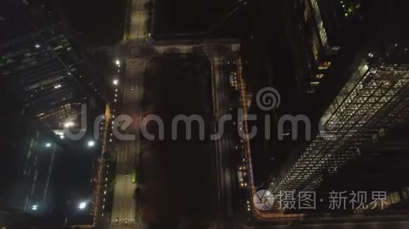 夜城，交通，顶景.. 中。 夜晚城市繁华街道的鸟瞰图.. 在马路上飞行