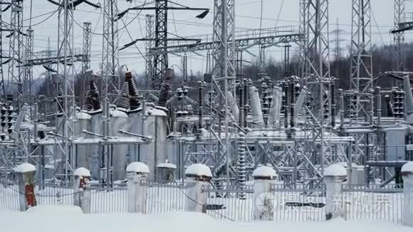 发电站，雪地里的高压电线