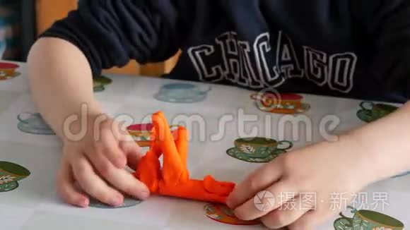 儿童造型橙色粘土视频