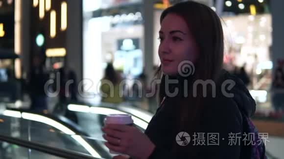 在夜城喝咖啡的女孩的慢镜头视频