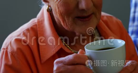 老年妇女在养老院喝杯茶视频