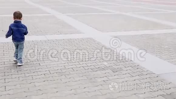 一个小男孩绕着马路跑视频