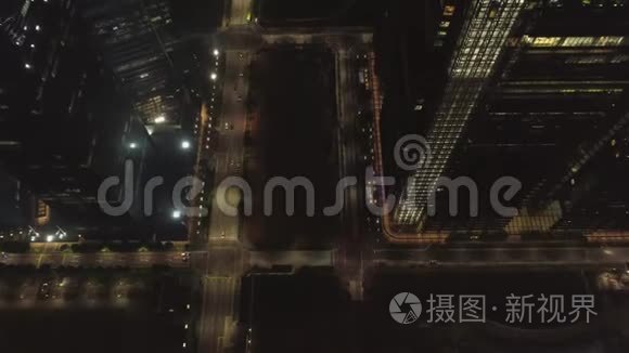 夜城，交通，顶景.. 中枪。 夜晚城市繁华街道的鸟瞰图.. 在马路上飞行