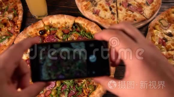 拍摄一整个意大利腊肠披萨的人视频