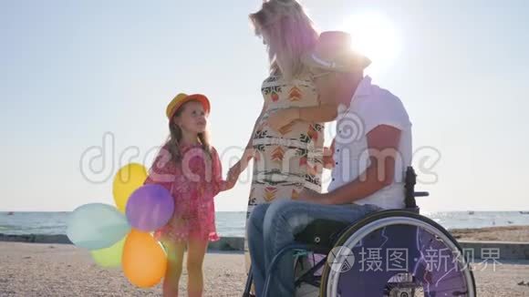 父母告诉母亲，残疾人和家人一起坐轮椅，小女孩听爸爸妈妈开车