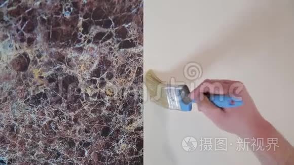 工人在墙上贴墙纸用胶水视频