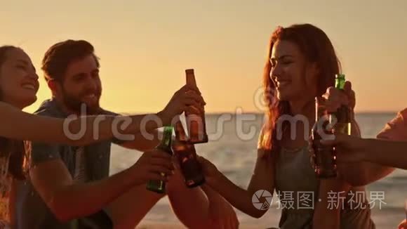 朋友们在海滩喝啤酒视频