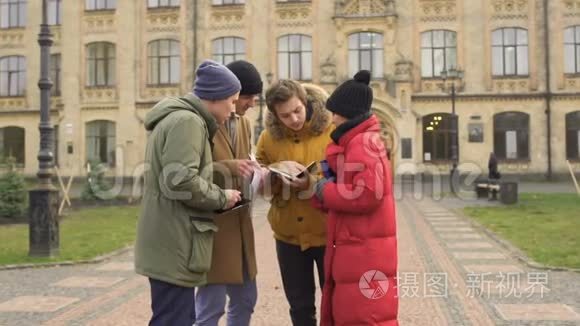 学生们在大学上课迟到了视频