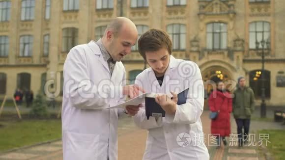 两名医科学生在校园里交谈视频