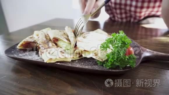 女人切肉吃墨西哥素食玉米饼视频