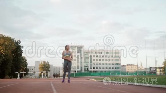运动女性的起点低，然后跑步。