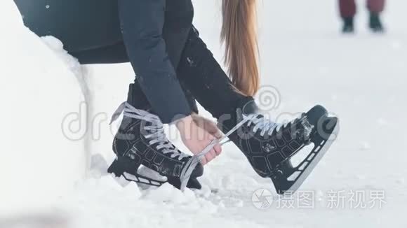 坐在雪地上的十几岁长发女孩收紧了溜冰鞋的鞋带，微笑着