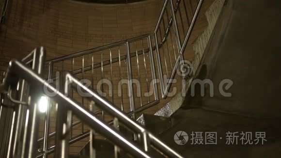 从米黄色的商业楼梯间滴水视频