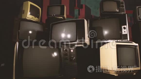 复古电视在许多电视中间打开绿色屏幕。 80年代的美学。