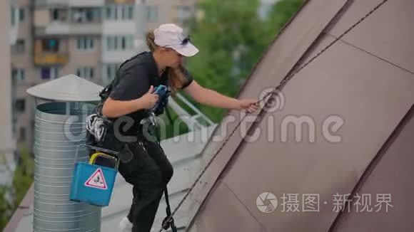 女登山者检查服装的安全性视频