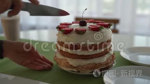 女人用浆果切割自制蛋糕视频