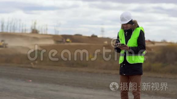 工程师以道路施工为背景，看了看碑上的施工方案。