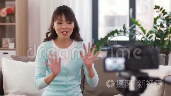 亚洲女性时尚博主制作鞋子视频