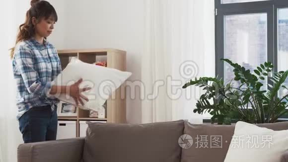 亚洲女人在家里布置沙发靠垫视频