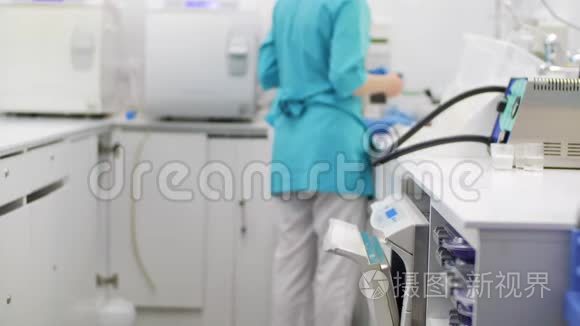 医务实验室无菌仪器的护士视频