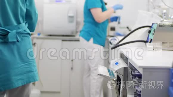 护士准备临床实验室的医疗设备视频