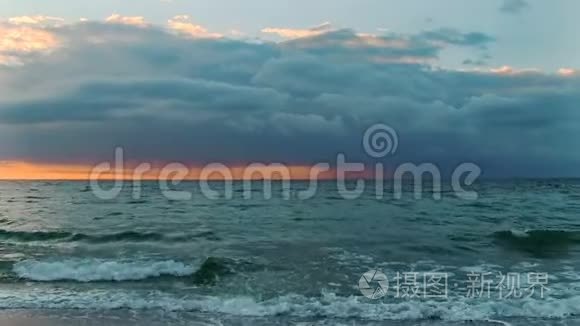 部分黑暗多云。 下雨了。 坏天气。 `要下雨了。 从海岸到大海的全景