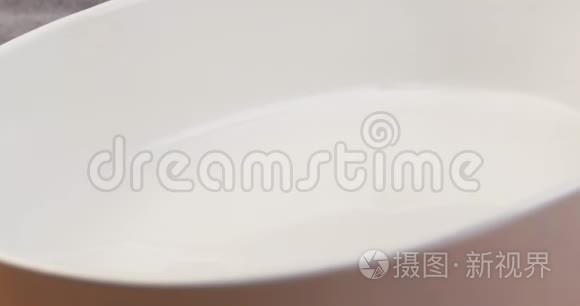 新鲜土豆片落在烤箱里视频