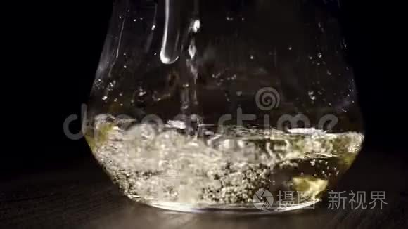 白葡萄酒被倒入酒器中视频