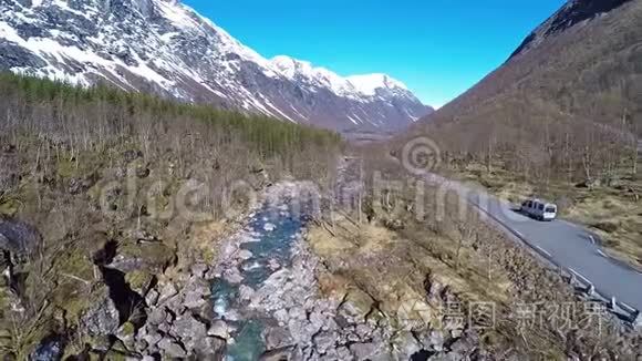 挪威景观的空中景观有洪水泛滥的河流，山顶上有雪的沼泽和绿色森林