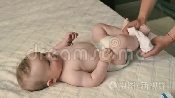 妈妈在床上给一个小男孩穿短裤视频