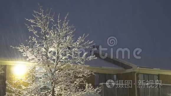 小镇街道在冬天的夜晚下雪