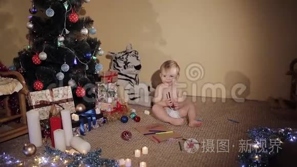 快乐的小男孩靠近一棵漂亮的圣诞树。 那孩子又玩又笑。 良好的新年精神