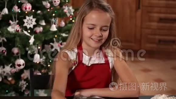 快乐女孩在面粉里画一棵圣诞树视频
