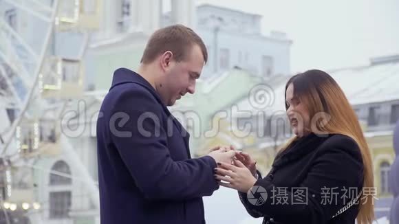 年轻人在游乐园向美女求婚