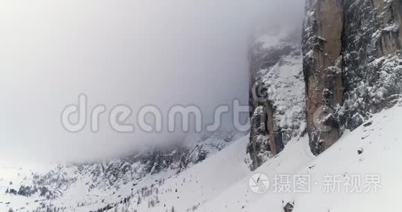 背向空中，有雪山，道路和森林在塞拉关。 多云坏阴多雾天气.. 冬季